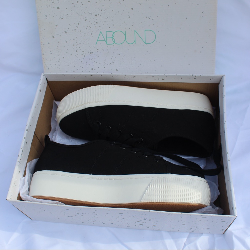 Simple black and white platform sneakers - women’s size 10 - brand new
